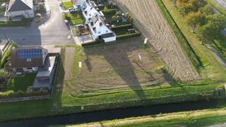 Ontdek dit ruime villaperceel van 738 m², gelegen in de residentiële wijk 't Rivierenhof in Maldegem. Hier geniet je van een ideale ligging op slechts vijf minuten van de markt, met een vlotte verbinding via de Expresweg naar zowel Antwerpen als Knokke.

De royale grootte van het perceel en de flexibele stedenbouwkundige voorschriften bieden je alle vrijheid om jouw droomvilla volledig op maat te realiseren. Hier bouwen we jouw nieuwe, energiezuinige woning ontworpen en gebouwd volgens jouw wensen, en dat tegen een vaste, transparante prijs.

Wil je dit unieke stuk bouwgrond zelf bekijken? Het perceel ligt recht tegenover 't Rivierenhof 58. Vraag nu ons gratis inspiratieboek aan: een waardevolle gids boordevol ideeën, plannen en tips op 250 pagina’s om jouw woondromen waar te maken!

Of contacteer Dominic en ontdek alle mogelijkheden!