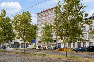 Deze charmante en gerenoveerde studio is gelegen op een TOP locatie in het centrum van Antwerpen.<br />Het heeft een bewoonbare oppervlakte van 56 m² en heeft een privatieve kelder.<br /><br />Er is een gunstig EPC-attest wat impliceert op een energiezuinige woonst, de elektriciteit is conform AREI.<br />Het appartement is Asbestveilig.<br /><br /><strong>Ligging: </strong><br />In het midden van de stad, vlakbij alle belangrijke in- en uitgangswegen. Met een Mobiscore van 9,8/10 bent u gegarandeerd van een vlotte verbinding met het openbaar vervoer en winkels in de buurt. <br /><br /><strong>Indeling: </strong><br />De studio heeft een slaapkamer die gescheiden is door een muur. Er is een aparte badkamer met toilet. De keuken is open en grenst aan de leefruimte. <br /><br /><strong>Beschrijving: </strong><br />Deze net gerenoveerde, lichtrijke studio ligt op een zeer centrale plek in de stad Antwerpen. De studio ligt op de 8ste verdieping -lift aanwezig- en geniet een prachtig uitzicht over de leien. Met een aparte badkamer en afgesloten slaapkamer is het een heel fijne en ruime studio. <br /><br />Had u graag meer informatie gewenst of een bezoek ingepland? <br />Bel dan naar de makelaar Jeffrey op volgend nummer: 03 369 23 36 of mail naar jeffrey@jurimmo.be