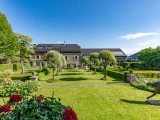 We Invest Ciney Haute-Meuse vous présente cette propriété de caractère composé d'une habitation prestigieuse et raffinée avec piscine...