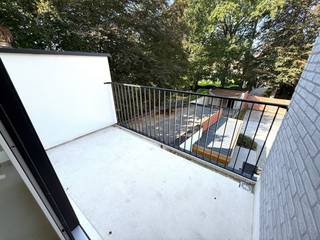 Dit energiezuinige, moderne nieuwbouwproject omvat 14 lichtrijke & ruime doorloopappartementen met elk een eigen zonneterras/tuin en 1, 2 of 3 slaapkamers.<br />De oppervlaktes v/d appartementen variëren tussen 70m² en 97m².<br />Op het gelijkvloers bevindt zich ook een handelsruimte met maximale visibiliteit (= grote etalage).<br />Achterliggend bevinden zich 20 parkeerplaatsen.<br />Dit woonproject bevindt zich op een <strong>TOPLOCATIE te St-Andries</strong>, nl. op wandelafstand van alle faciliteiten (o.a. winkels, openbaar vervoer, invalswegen, scholen, Brugge centrum, Tilleghem bos, Koude Keuken...).<br /><br /><strong>*Appartement 2.01*</strong> is een lichtovergoten appartement (2°V) met 1 slaapkamer en tof terras achteraan.<br />Oppervlakte: 70m<sup>2</sup>.<br />Comfortabele indeling: inkomhal, open keuken, ruime leefruimte met groot schuifraam naar het zonneterras, slaapkamer, badkamer, afz. toilet en berging/wasplaats.<br />Het appartement kan afgewerkt worden naar uw smaak! Badkamer, keuken, vloeren... kunnen door de klant gekozen worden.<br /><br />Aan de achterzijde van het gebouw bevinden zich 20 staanplaatsen.<br />Elk appartement dient een staanplaats aan te kopen.<br />Tevens is er ook een fietsenstalling achteraan het gebouw.<br />Daarnaast kan er ook een kelderberging aangekocht worden.<br /><br />De appartementen worden uiterst energiezuinig gebouwd (E-peil 30) en voorzien van o.a.: superisolerend dubbel glas, zonnepanelen, warmtepomp, vloerverwarming, ventilatiesysteem,...<br />Er zijn ook 2 liften voorzien in het gebouw.<br /> <br />Kortom: trendy en kwalitatieve appartementen, afgewerkt op uw maat, waar u zorgeloos kan genieten! <br /><br />Prijs appartement 2.01: 315.000 EUR (excl. kosten).<br />Prijs staanplaats: 20.000 EUR (excl. kosten)<br />Prijs kelderberging: 5.000 EUR (excl. kosten)<br />Verkoop onder BTW-stelsel.<br />! Mogelijkheid tot 6% btw indien voldaan wordt aan de voorwaarden !