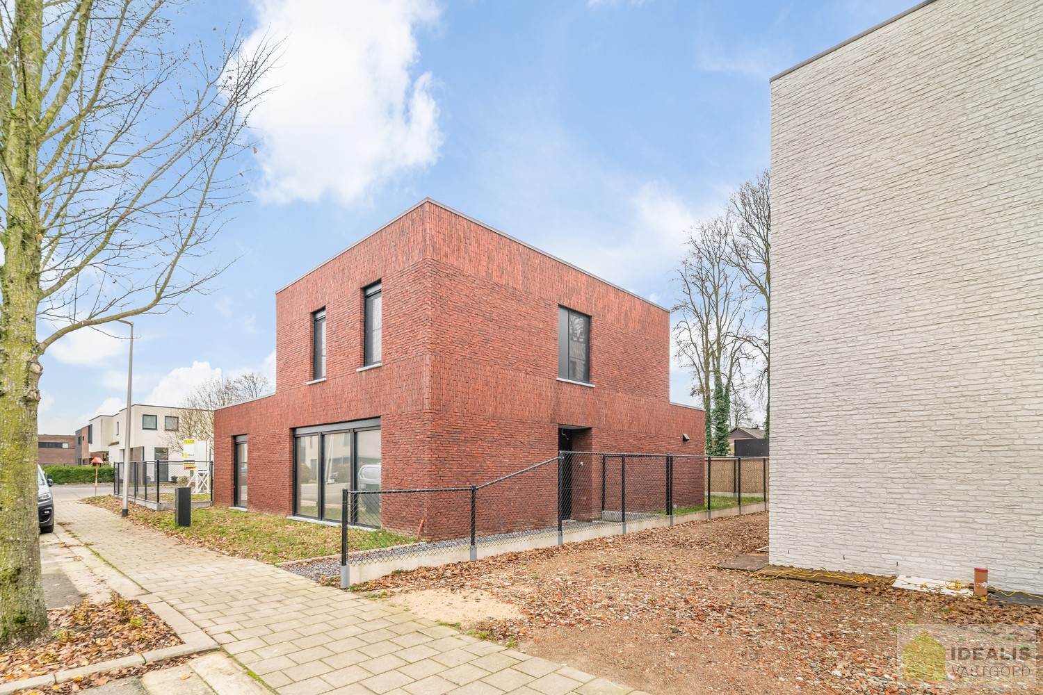 PRACHTIGE NIEUWBOUWWONING (2% REGISTRATIERECHTEN MOGELIJK!) MET EEN HEERLIJK LICHTRIJKE WOONKAMER MET OPEN KEUKEN, RUIME BERGING, BUREEL, 3 SLAAPKAMERS, RUIME DRESSING EN RUIME BADKAMER VOORZIEN VAN ALLE COMFORT! EEN HEERLIJK RUIM HUIS MET EEN NAAR WENS A - foto 2