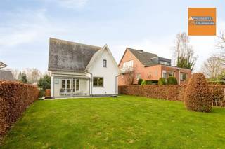 <p><span> </span></p><p><span>Lichtrijke villa met 4 slaapkamers in de buurt van de Britse School </span></p><p><span>Ontdek deze zorgvuldig onderhouden villa, ideaal voor een gezin op zoek naar comfort en rust. </span></p><p><span>Op de begane grond is er een ruime, lichtrijke woonkamer van 34 m² met inbouwhaard die uitkomt op een aangename veranda met uitzicht op een gemakkelijk te onderhouden tuin, perfect voor zonnige middagen. </span></p><p><span> </span></p><p><span>De onlangs gerenoveerde, volledig uitgeruste keuken heeft een eethoek met uitzicht op de tuin. Een gezellige bureau ideaal voor thuiswerken, een toilet en vestiaire maken dit niveau compleet. </span></p><p><span>Op de verdieping vindt u 3 mooie slaapkamers, een badkamer (bad, wastafel, toilet) en een kleine slaapkamer met wastafel. De zolder, bereikbaar via een uitschuifbare ladder, biedt potentieel voor ombouw als extra kamer of opslagruimte.<br /><br />De kelder niveau biedt opslagkelders, een wasruimte met directe uitgang naar de tuin en grote garage (5,7 x 4 m) met automatische poort. </span></p><p><span>De parking op de oprit is gemakkelijk en praktisch voor 2 auto's. <br /><br />Alhoewel de woning werd al overal voorzien van dubbele beglazing in PVC, is bijkomende </span><span>energetische renovatie verplicht (EPC E 410 kWh). </span></p><p><span>Alleen door de ketel te vervangen naar een gascondensatieketel komt men al op 338 kWh. Het bijkomend isoleren van de zolder en de kelder brengen het EPC onder de 300 Kwh, dus naar een C.</span></p><p><span> </span></p><p><span>De toplocatie in de buurt van de British School, het park van Tervuren en het centrum van Vossem samen met de goede verbindingen naar Brussel en Leuven (Imec, KU Leuven, Gasthuisberg,...) maken van deze villa een mooie opportuniteit.</span></p><p><span>Bestuursmaatregelen in het maatregelenregister: neen</span></p><p><span> </span></p><p><span>Mis deze kans niet - neem nu contact met ons op voor een bezichtiging! </span></p>