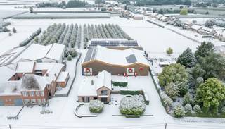 In het landelijke Alken, op Musstraat 12, bevindt zich deze unieke open bebouwing met achterliggende fruitloodsen en landbouwgronden gelegen op 1,1 hectare. Dit goed onderhouden geheel omvat een woning met een bewoonbare oppervlakte van 274 m², ruime bedrijfsinfrastructuur (1700m2) en landbouwgrond met fruitaanplantingen.<br /><br />De woning, gebouwd in 1981, is instapklaar en beschikt over een inkomhal, een lichtrijke leefruimte met aansluitende keuken, een praktische was- en bergplaats met maatkasten, een veranda, een badkamer met ligbad en douche, en een ruime inpandige garage met automatische poort. Op de eerste verdieping bevinden zich vier slaapkamers, waarvan één met ingebouwde kasten, een aparte dressing, een toilet en een zolderruimte.<br />De woning is hoofdzakelijk voorzien van dubbele beglazing, rolluiken, dak- en gevelisolatie, wat resulteert in een uitstekende energiescore van 64 kWh/m².<br /><br />Achter de woning liggen verzorgde loodsen met een totale nuttige oppervlakte van meer dan 1.700 m², uitgerust met koelcellen en alle nodige voorzieningen voor de verdere uitbating van een fruitteeltbedrijf. Het geheel is perfect onderhouden en klaar voor gebruik. Er zijn tevens zonnepanelen voorzien met een opbrengst van 31.200 Wp.<br /><br />Buitengewone kenmerken:<br />- Volledig uitgeruste fruitteeltinfrastructuur <br />- Instapklaar voor professionele uitbating<br />- Meer dan 1.700 m² aan bedrijfsgebouwen, inclusief goed onderhouden loodsen en koelcellen<br />- Circa 1,1 hectare met aangeplante fruitbomen<br />- Alle nutsvoorzieningen en technische installaties aanwezig voor agrarische exploitatie<br />- Perfect onderhouden bedrijfsgebouwen met directe aansluiting aan de woning<br />- Uitstekende logistieke mogelijkheden voor stockage, verwerking en distributie<br />- Zeldzame opportuniteit voor startende of uitbreidende land- of tuinbouwondernemers<br />- Ruime gezinswoning op het terrein – comfortabel wonen én werken op één locatie