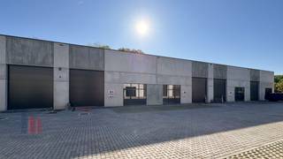 Nieuwbouw KMO-unit met een oppervlakte van 240 m² te huur met een fantastische ligging langs de commerciële Brusselbaan te Hekelgem (Affligem).De...