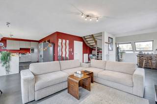 Voor meer info of een bezoek, bel 053 59 49 32 - Dit instapklaar duplex appartement is gelegen in een rustige straat te Welle. Het appartement...