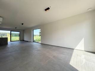 <p><span>Bijzonder energiezuinige nieuwbouwwoning te Wilsele.</span></p><p><span> </span></p><p><span>Deze gloednieuwe woning heeft 4 slaapkamers, een volledig uitgeruste keuken en badkamer. Deze biedt u niet alleen optimaal comfort maar ook een lage energiefactuur.</span></p><p><span>Daar er bijzonder veel rekening wordt gehouden met optimalisatie van het leefmilieu (verwarming, ventilatie, isolatie...) bekomt men een zeer streng E-peil </span></p><p><span>Ook de indeling van de woning is bijzonder praktisch. De gelijkvloerse verdieping is voorzien van een handige inkomhal met gastentoilet, grote leefruimte en open keuken met kookeiland (uitgerust met Miele toestellen). De berging biedt extra opbergruimte.</span></p><p><span> </span></p><p><span>De bovenverdieping is bereikbaar via een mooi afgewerkte eiken trap. Dankzij de 4 slaapkamers is er aan slaap-/hobby-/thuiswerkruimte geen gebrek!</span></p><p><span>Deze verdieping geniet ook van een apart toilet. De badkamer is volledig afgewerkt met een douche, ligbad en dubbele wastafel.</span></p><p><span> </span></p><p><span>Het dak is voorzien van zonnepanelen en de woning is voorzien van een thuis batterij. </span></p><p><span>Verwarming a.d.h.v. een lucht/lucht-warmtepomp. Warm water via een warmtepomp boiler.</span></p><p><span>Vooraan de woning is er parkeerplaats de wagen voorzien en er is een laadpaal aanwezig voor elektrische wagens. </span></p><p><span>Daarnaast is er uiteraard ook nog een waterput aanwezig.</span></p><p><span> </span></p><p><span>De woning is onmiddellijk beschikbaar voor korte duur huurovereenkomsten.</span></p><p><span>De tuin zal later dit jaar aangelegd worden. Deze is voorzien van een fijn terras en een mooi stuk tuin met grasplein dat makkelijk te onderhouden is. Er is reeds een tuinhuis voorzien.</span></p><p><span>Interesse in deze nieuwbouw woning? vraag uw bezoek aan via onze website!</span></p><p><span> </span></p>