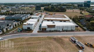 Op zoek naar een bedrijfsruimte waarin u meteen kan starten? Bedrijvenpark "<strong>Hexahub</strong>" biedt 37 instapklare KMO-units, fantastisch gelegen nabij de E403 in de schaduw van het Westwing Park, met oppervlaktes van 164m² tot 307m² (samenvoegbaar tot grotere oppervlaktes).<br /><br />Door volgend afwerkingspakket kan u meteen aan de slag:<br />- 4 lichtpunten<br />- sectionale poort<br />- waterkraan<br />- keuring water & elektriciteit<br />- 2 stopcontacten<br /><br />Het<strong> casco magazijn </strong>is opgebouwd uit een staalconstructie met een buitenschil bestaande uit een combinatie van geïsoleerde betonpanelen en sandwichpanelen. De loods, brandklasse B, heeft een vrije hoogte van +/- 6 meter en is toegankelijk via een automatische sectionale poort (al dan niet met een aparte toegangsdeur en glaspartij). Sommige units zijn voorzien van een lichtstraat. De strategische ligging, pal in het hart van ondernemend Roeselare, aan afrit Rumbeke, AZ Delta en Westwing Park, zorgt voor een vlotte bereikbaarheid en biedt een uitstekende uitvalsbasis voor de hele regio.<br /><br />Ruime parkeer- en manoeuvreerruimte voorzien op het terrein. Voorziene oplevering fase II : Q1 2027.<br /><br />Contacteer <strong>PANORAMA B2B</strong> voor bijkomende inlichtingen, plannen of een vrijblijvend plaatsbezoek <strong>0476 215 115</strong>.