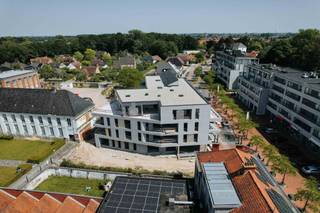 Residentie I'Capella wordt gebouwd op een <span><strong>unieke locatie</strong></span> in het <span><strong>centrum</strong></span> van <span><strong>Izegem</strong></span>. <br />Zeer belangrijk: <span><strong>6% btw mogelijk*</strong></span><br />Aan de ene zijde van het gebouw vinden we de rust en het groen rond het oude klooster de Pélichy, aan de andere kant vinden we het bruisende centrum van Izegem. Op de gelijkvloerse verdieping worden 2 commerciële ruimtes/kantoorruimtes voorzien. Op de eerste en tweede verdieping vinden we een divers aanbod van 1, 2 en 3 slaapkamerappartementen.<br />Dit appartement met twee slaapkamers is gelegen op de gelijkvloerse verdieping, wordt standaard voorzien van<span><strong> vloerverwarming</strong></span> aangestuurd door middel van een <span><strong>warmtepomp</strong></span> met grondboringen, <span><strong>vloerkoeling</strong></span> in de zomer, <span><strong>individuele zonnepanelen</strong></span>, ventilatiesysteem type D, domotica voorziening, <span><strong>maatkeuken</strong></span> voorzien van alle toestellen met een <strong><span>natuurstenen</span> <span>werkblad</span>,</strong> <span><strong>volledig uitgeruste badkamer</strong></span> met o.a. een betegelde <span><strong>inloopdouche</strong></span>. Dit appartement beschikt voor een <span><strong>mooie tuin </strong></span>van 66 m², voorzien van een <span><strong>ruim terras</strong></span>.<br /><br />De <span><strong>afwerking</strong></span> kan nog <span><strong>volledig op maat</strong></span> gebeuren. <br />Bruto-oppervlakte: 103 m² / tuin: 66 m² (inclusief terras)<br />Voor een optimaal comfort is er de mogelijkheid om in de kelderverdieping garages en staanplaatsen.<br />Inbegrepen in de prijs is een afgesloten fietsberging op de gelijkvloerse verdieping. <br /><span><strong>E-peil : 20 - 5 jaar vrijstelling onroerende voorheffing</strong></span> / Prijs excl. btw en registratiebelastingen.<br /><span><strong>*6% btw mogelijk onder voorwaarden</strong></span><br /><br />Voor meer informatie over dit project of voor een <span><strong>bezoek</strong></span> aan <span><strong>onze kijkwoning,</strong></span> contacteer Bouw Bossu vrijblijvend op het nummer 0496 101 201 – www.icapella.be / www.bouwbossu.be<br />