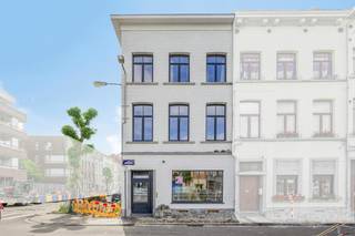 Commerciële Ruimte (Vergund als Frituur)<br />Op het gelijkvloers bevindt zich een instapklare handelszaak, voorzien van eigen sanitair en een praktische opslagkelder.<br /><br />Klaar voor gebruik: Voorzien van professionele afzuigventilatie boven de keuken.<br /><br />Logistiek gemak: De achterdeur geeft directe toegang tot een inpandige garage. Hier passen moeiteloos een bestelwagen en meerdere fietsen in, wat het lossen van bestellingen extreem makkelijk maakt.<br /><br />Karaktervol Wonen met Modern Comfort<br />De privéwoning is via de Gosseliestraat toegankelijk met een aparte ingang en beschikt over een eigen kelder. Dit is een pand voor echte liefhebbers: de authentieke, rustieke esthetiek blijft bewaard door het warme houten parket en de originele houten trap.<br /><br />1e Verdieping: Een moderne open keuken met prachtig kanaalzicht. De woonkamer opent naar een fantastisch zonovergoten, zuidgericht terras van 30m².<br /><br />2e Verdieping: Twee ruime slaapkamers en een moderne, minimalistisch Scandinavische badkamer.<br /><br />3e Verdieping: Een gigantische polyvalente ruimte met de mogelijkheid tot 2 extra slaapkamers, een riant bureau of een speelkamer.<br /><br />Klaar om wonen, werken en genieten te combineren? Neem vandaag nog contact op voor een bezichtiging!<br /><br />Vaïk Géczy<br />vaik.geczy@dewaele.com<br />+32 456 72 15 89