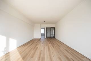 <p><span>Dus je wilt in het hartje van't stad wonen, liefst in een gerenoveerd appartement? Een leuk vrij zicht is jouw ding, en je moet een terras hebben om buiten je boekje te kunnen lezen? Lees gerust verder. </span></p><p><span> </span></p><p><span>- 2-slaapkamers</span></p><p><span>- leuk zicht vanop de 7e verdieping </span></p><p><span>- kelderberging inbegrepen</span></p><p><span>-Wandelafstand van Eilandje &amp; Centrumstad</span></p><p><span>-Licht appartement met leuke stijlkeuzes </span></p><p><span>- EPC B</span></p><p><span> </span></p><p><span>Welkom op nummer 171 van de Italiëlei. <br />Dit appartement ligt strategisch met park spoor Noord en Eilandje op wandelafstand, met koffiebars en openbaar vervoer dichtbij en een leefruimte die met haar grote ramen het licht binnenlaat. Je hebt een goede connectie om de stad in &amp; uit te rijden. </span></p><p><span>Het appartement ligt op de tweede verdieping, daar geraak je met de lift. Inkomhal met ingemaakte kasten geeft toegang tot de leefruimte. De living trekt je naar de zichten buiten. keuken ligt grenzend aan de leefruimte, ook daar kijk je tijdens het snijden van je groentjes op onze stad uit. Altijd bedrijvigheid, altijd iets om naar te kijken vanaf je vensterbank, ook heerlijk om dat laatste zonnetje binnen te zien vallen. </span></p><p><span>Een eerste (kinder)slaapkamer vinden we in de gang, verder in die gang kom je het toilet tegen (Oef! Niet in de badkamer.) Daarnaast de badkamer met wastafel en inloopdouche De tweede slaapkamer vind je achteraan. Met een leuk terras. Je ziet vanuit je bed 's nachts dus alle lichtjes van de Schelde-stad. <br />Hoe omschrijven we dit best? Zon direct-thuiskomen-gevoel? Dat is het.</span></p><p><span>Wil je eens komen kijken? george@sinjoor.be of 03 283 05 00</span></p><p><span> </span></p>