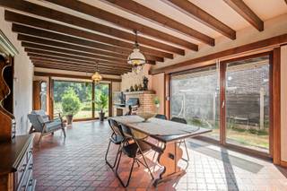 Ben je op zoek naar een ruime woning met parkeermogelijkheden en zonnige tuin met magnifiek uitzicht? GEVONDEN!!<br /><br />De bungalow kenmerkt de inkomhal, 3 ruime slaapkamers, de badkamer met ligbad met sproeikop, enkele wastafel, het apart toilet, de lichtrijke woonkamer met gezellige houtkachel, de keuken (2008: oven, koelkast, dubbele spoelbak, ker. kookplaat, dampkap), de veranda en de garage met automatische poort.<br /><br />Ruimte te kort? Er is nog een ruime zolder aanwezig die kan ingericht worden naar wens.<br /><br />Genieten van de zon? Dit kan in de zuidwest georiënteerde tuin met een adembenemend uitzicht op de groene velden.<br /><br />TROEVEN IN EEN NOTENDOP:<br />- Uitstekende ligging!<br />- Zonnige tuin met uitzonderlijk zicht!<br />- Rolluiken aanwezig!<br />- Open bebouwing!<br />- Parkeermogelijkheden!<br />- Zeer goed onderhouden woning!<br /><br />Meer informatie/een bezoek? Maak eenvoudig jouw afspraak op WWW.WOONVAST.BE of contacteer Jonas op 0468 19 11 62 of via jonas@woonvast.be