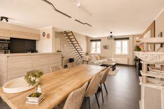 Ruim en energiezuinig appartement met echt (t)huisgevoel van maar liefst 141m² bewoonbare oppervlakte,4 slaapkamers, garage en zonneterras (34m²).
Op zoek naar ruimte, comfort en uitstekende ligging? Dan is dit verrassend ruime, energievriendelijk appartement precies wat u zoekt!
De vele én degelijk afgewerkte ramen zorgen voor een heerlijk, natuurlijke lichtinval,.
Dankzij de centrale ligging bevindt u zich op wandelafstand van het winkelcentrum, de sporthal ,scholen en uitvalsweg naar de autostrade.
Bovendien uitstekende bereikbaarheid van het openbare vervoer, met een treinstation vlakbij en een bushalte voor de deur.
Een ideale woonst voor wie van van ruimte, comfort en vlotte bereikbaarheid scholen, openbaar vervoer etc houdt.
Buitenkans en plan snel uw bezoek of bel voor info met uw makelaar, Yannick Martinet 011/76 76 76