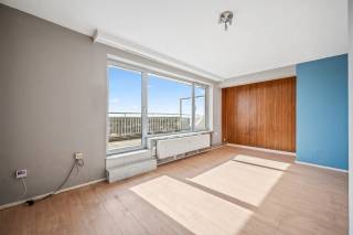 Zeer goed gelegen gezellig penthouse appartement op de 10de verdieping in het centrum van Tienen, met een bewoonbare oppervlakte van 66 m². Het appartement, gebouwd in 1966, is bereikbaar met lift en trap en biedt een prachtig adembenemend uitzicht dankzij zijn hoge ligging. <br /><br />Het pand omvat een inkomhal met vestiaire, een ingerichte keuken, een ruime leefruimte met toegang tot een zeer groot terras voorzien van zonnewering, 1 grote slaapkamer, een aparte toilet en een badkamer. Overal zijn er PVC-ramen met dubbele beglazing en rolluiken, die zorgen voor extra comfort en isolatie.<br /><br />Winkels, warenhuis, station en autosnelweg zijn zeer vlot bereikbaar, wat de ligging bijzonder praktisch maakt. Optioneel is er een aankoop van een dagparking buiten mogelijk aan € 15.000.<br /><br />Maak snel een afspraak en kom dit appartement met het uniek uitzicht bezichtigen!