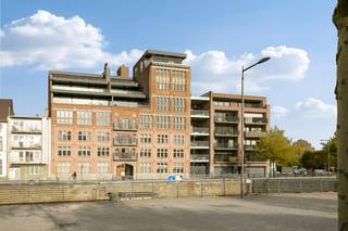 Op zoek naar een instapklaar appartement met karakter, comfort en een uitstekende ligging? Dan is dit stijlvolle appartement beslist een bezoek waard.<br /><br />Het appartement bevindt zich in een iconisch gebouw dat een belangrijke rol speelde tijdens de industriële hoogdagen van Aalst eind 19e en begin 20e eeuw. De voormalige site werd met respect voor haar geschiedenis omgevormd tot een klassevol woonproject met een uniek uitzicht op de Dender en de Aalsterse binnenstad.<br /><br />Via de inkomhal met ingemaakte vestiairekast komt u binnen in de lichtrijke leefruimte. De open keuken vormt één geheel met de woonkamer en is volledig uitgerust met alle nodige toestellen, voldoende kastruimte en een praktische aansluitende berging. Verder beschikt het appartement over een slaapkamer, een badkamer met stijlvol badmeubel en douche in bad en apart toilet.<br /><br />De kwalitatieve afwerking met onder andere natuurstenen vloeren, ingebouwde kasten en plafondhoge deuren zorgt voor een tijdloze uitstraling. <br /><br />PVC ramen met dubbele beglazing / CV op aardgas / Elektriciteit conform / Videofonie / Gunstig KI / EPC B / Elektriciteit conform / ...<br /><br />Een absolute troef is het ruime, overdekte en verlichte terras waar u in alle rust kunt genieten van de gunstige oriëntatie.<br /><br />De ligging is bijzonder centraal, op wandelafstand van het stadscentrum, het station, winkels, horeca, sport- en cultuurvoorzieningen. De bushalte bevindt zich voor de deur, er is een fietsenstalling aanwezig op het gelijkvloers en in de straat is steeds voldoende parkeergelegenheid.<br /><br />Een unieke kans voor wie stijlvol wil wonen op een historische locatie, met alle voordelen van het stadsleven binnen handbereik. Contacteer ons vandaag nog voor een bezoek.