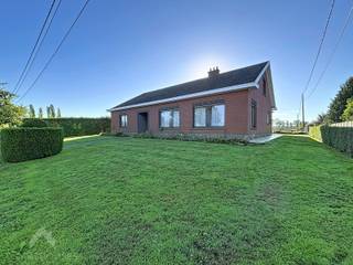 <p>Op een prachtige, landelijke locatie in Anzegem vinden we deze ruime woning met een bijzonder groot perceel en aansluitend weiland. Een ideale eigendom voor wie houdt van rust, privacy en ruimte, maar toch een vlotte bereikbaarheid wenst. De woning beschikt over een royale leefruimte met zit- en eetkamer, een ruime keuken en maar liefst drie ruime slaapkamers. Daarnaast zijn er een badkamer, apart toilet, praktische berging, kelder en een grote zolder met vaste trap die nog tal van mogelijkheden biedt.</p>
<p>Buiten geniet je van een aangename tuin met terras en een ruim bijgebouw. De grote weide zorgt voor een uniek landelijk karakter en biedt mogelijkheden voor dierenliefhebbers, hobbyisten of wie simpelweg maximaal wil genieten van groen en open ruimte. De combinatie van de woning, de tuin en het uitgestrekte perceel maakt dit tot een eigendom met bijzonder veel potentieel.</p>
<p>Extra troeven:<br /><br />• Landelijke ligging met prachtig open zicht<br />• Ruime zolder met vaste trap<br />• Kelder van ca. 65 m²<br />• Garage + 2 parkeerplaatsen<br />• Elektrische rolluiken<br />• Dubbele beglazing<br />• Grote aansluitende weide<br />• Ideaal voor dierenliefhebbers en hobbyisten</p>
<p>Een unieke kans voor wie ruimte, rust en landelijk wonen wil combineren!<br /><br />Deze woning is te koop ZONDER makelaar via het concept van Smart Houses. Wenst u verdere inlichtingen of een bezoek? Contacteer rechtstreeks de eigenaar via 0473/910.404</p>