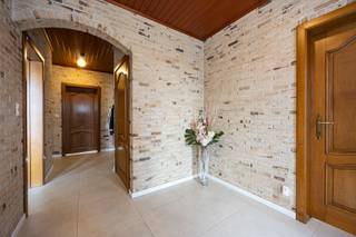 Ontdek deze charmante open bebouwing met een dubbele, inpandige garage, gelegen in het hartje van Vlimmeren. De woning beschikt over 6 volwaardige slaapkamers en staat op een perceel van 1.155m². <br /><br />Homeshow: www.antwerpseweg199.be<br /><br />Indeling: <br />Gelijkvloers:<br />- Inkomhal met gastentoilet<br />- Leefruimte<br />- Keuken met aansluitend berging<br />- Slaapkamer 1 (20,20 m²)<br />- Slaapkamer 2 (16,60 m²)<br />- Slaapkamer 3 (12,20 m²) kan ook gebruikt worden als bureauruimte<br />- Badkamer<br />- Inpandige, dubbele garage<br /><br />Eerste verdieping: <br />- Slaapkamer 4 (14,80 m²)<br />- Slaapkamer 5 (14,40 m²)<br />- Slaapkamer 6 (15,60 m²)<br />- Badkamer<br />- Apart toilet<br />- Zolderruimte 1 (40 m²)<br />- Zolderruimte 2 (46 m²)<br /><br />Bijzonderheden: <br />- Instapklaar<br />- Gunstige EPC: C-label<br />- Conforme elektrische keuring<br />- Dubbele inpandige garage<br />- Zeer ruime woning met veel mogelijkheden<br /><br />Mis deze kans niet! Plan je bezoek en ontdek deze ruime woning. <br />0497 27 14 64<br />camilla@albert.immo<br />www.albert.immo<br /><br />Bij Albert kom je thuis!