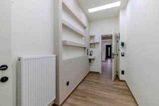 Instapklaar handelshuis of woonst in centrum Oostmalle!Indeling: Ruime inkomhal, praktijkruimte, apart sanitair, kelder, 4 ruime kamers, badkamer en...