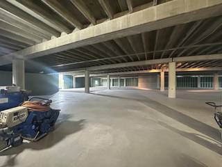 In de <strong>Pantserschipstraat </strong>te <strong>Gent </strong>bieden wij een <strong>recent opgetrokken nieuwbouwmagazijn</strong> aan dat de perfecte combinatie vormt van <strong>bereikbaarheid, moderne voorzieningen</strong> en <strong>functionele indeling</strong>.<br /><br />Dankzij de <strong>centrale ligging</strong>, vlak bij het <strong>centrum van Gent</strong> en met <strong>vlotte aansluiting op de R40, E17 en E40,</strong> is dit pand ideaal voor ondernemingen die nood hebben aan <strong>kwalitatieve en goed bereikbare opslag- of werkruimte.</strong><br /><br /><u><strong>Beschikbare oppervlakte</strong></u>
<ul>
<li>1.600 m² magazijnruimte op het gelijkvloers</li>
<li>Voorzien van 2 automatische sectionale poorten</li>
<li>Luifel voor overdekt laden en lossen</li>
<li>Mogelijkheid tot bijkomende opslagruimte of kantoorinrichting op de verdieping (toegankelijk via autolift)</li>
</ul>
<u><strong>Troeven</strong></u>
<ul>
<li>Strategische ligging: vlak bij het centrum van Gent, met directe verbinding naar de belangrijkste invalswegen</li>
<li>Moderne nieuwbouwloods: duurzame constructie met praktische en flexibele indeling</li>
<li>Drijfkracht aanwezig, geschikt voor uiteenlopende bedrijfsactiviteiten</li>
<li>Efficiënt laden en lossen dankzij de overdekte laadzone</li>
<li>Ruime parkeergelegenheid voor personeel en bezoekers</li>
<li>Combinatie mogelijk van magazijn en kantoorruimte, met toekomstgerichte uitbreidingsopties</li>
</ul>
<u><strong>Geschikt voor</strong></u><br />Dit pand leent zich uitstekend voor <strong>logistiek, distributie, lichte productie</strong> of <strong>bedrijven die een combinatie van opslag en kantoorruimte</strong> wensen.<br />De<strong> moderne infrastructuur </strong>en <strong>centrale ligging</strong> maken dit gebouw bijzonder interessant voor ondernemingen die willen groeien in of rond Gent.<br /><br /><u><strong> Interesse?</strong></u><br />Contacteer ons gerust voor meer informatie of een bezoek ter plaatse: 0475 32 51 89