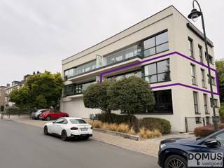 Stunning apartment with luxurious finishes in a quiet, residential neighborhood in Laeken. Just a stone's throw from the European School and the entrance to the capital, it's also close to major highways and public transport links. This apartment features a bright living room and open-plan kitchen. There are also two spacious bedrooms, one with a terrace, and a bathroom with a bathtub and shower. The apartment is located in a small building. A spacious private cellar is also included.