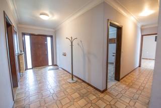 Deze ruim en goed gelegen woning in Waregem heeft volgende indeling:<br />Inkomhal met apart toilet, woonkamer, gesloten keuken uitgerust met alle toestellen, 6 slaapkamers, badkamer met ligbad en douchecabine, veranda, beging/wasplaats. <br /><br />De woning beschikt over een zeer ruime tuin met terras en twee garageboxen.<br />De woning is beschikbaar vanaf 1/10/2026.<br /><br />AFSPRAKEN kunnen enkel ingepland worden VIA MAIL: lisa@immoroba.be<br />Voor meer info of een bezoek: lisa@immoroba.be