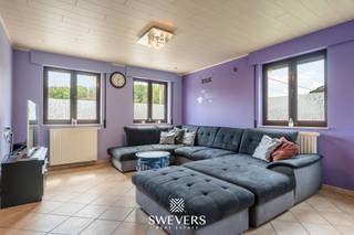 Voor meer info en foto’s, surf naar www.swevers.be – Op Schomstraat 153 in Koersel bevindt zich deze open bebouwing uit 1998, gelegen op een ruim perceel van 1.297 m². Met een bewoonbare oppervlakte van ca. 260 m², een doordachte indeling en een volledige onderkeldering vormt deze woning een uitstekende basis voor wie op zoek is naar ruimte en de mogelijkheid om naar eigen smaak te moderniseren. De inkomhal vormt het centrale punt en geeft toegang tot de verschillende leefruimtes. Vooraan bevindt zich de lichtrijke woonkamer van 36 m², die mooi aansluit op de eetkamer. De keuken van 13 m² is functioneel ingericht en biedt zicht op de tuin. Vanuit de eetkamer is er een directe toegang tot het overdekte terras, wat zorgt voor een aangename overgang naar buiten. Op het gelijkvloers zijn er drie slaapkamers van 9,70 m², 11,60 m² en 14,50 m², een badkamer met ligbad, douche, dubbele lavabo en toilet, aangevuld met een apart gastentoilet. De eerste verdieping biedt bijkomend drie ruime slaapkamers van 28 m², 35 m² en 23 m², evenals een praktische zolderberging. De inpandige garage is rechtstreeks bereikbaar en wordt aangevuld met een aparte wasruimte, wat zorgt voor extra comfort in het dagelijks gebruik. De volledige kelderverdieping biedt tal van mogelijkheden voor opslag, hobby of werkruimte. Buiten geniet je van een noordgericht perceel met veel ruimte en privacy, waar het zwembad en het poolhouse zorgen voor extra ontspanning en mogelijkheden. Daarnaast zijn ook de 18 zonnepanelen een waardevolle troef. De ligging is rustig, maar toch goed bereikbaar met scholen, openbaar vervoer, winkels, restaurants en ontspanningsmogelijkheden in de nabije omgeving. Voor meer informatie, bel 011 255 155. Bron bewoonbare oppervlakte: EPC – verslag.