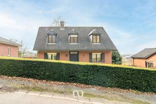 Ben jij op zoek naar een bijzonder ruime villa met een prachtig uitzicht over de omgeving van Oudenaarde? Gevonden!<br /><br />De unieke ligging op een heuvel in de Vlaamse Ardennen, de grote bruikbare oppervlakte van maar liefst 345 m² en het indrukwekkende uitzicht over het omliggende groen zijn maar enkele van de vele troeven die deze woning te bieden heeft.<br /><br />INDELING:<br /><br />GLV:<br />Je komt de woning binnen via de inkomhal. Van hieruit heb je toegang tot de ruime leefruimte die aansluit op een lichtrijke veranda met dakterras, waar je kan genieten van het mooie uitzicht over de streek. Verder bevinden zich op het gelijkvloers ook nog een aparte keuken, een eerste slaapkamer en een badkamer.<br /><br />1eV:<br />Op het eerste verdiep kom je boven in de nachthal. Van hieruit heb je toegang tot vier volwaardige slaapkamers.<br /><br />KELDER:<br />De woning beschikt over een volledige onderkeldering, wat zorgt voor heel wat extra bergruimte en plaats voor onder andere een wasruimte of hobbyruimte.<br /><br />Lijkt deze woning wel iets voor jou? Aarzel dan zeker niet en contacteer ons vandaag nog voor een bezoek!