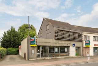 <p><span>Bent u op zoek naar een polyvalent handelspand (eventueel met woonst) op een centrale locatie in Haacht centrum? Dit voormalige bankkantoor biedt verschillende mogelijkheden voor zelfstandigen, vrije beroepen,...</span></p><p><span> </span></p><p><span>Op het gelijkvloers vind je een inkomsas met aansluitend wachtruimte en een loket. Achteraan bevinden zich twee afzonderlijke bureauruimtes, twee praktische stockageruimtes en een keuken.</span></p><p><span> </span></p><p><span>De eerste verdieping omvat momenteel drie extra ruimtes die kunnen dienen als slaapkamers, burelen, stockage, kabinetten, afhankelijk van uw noden. Daarnaast is er een dubbele toiletruimte en een bijkomende berging voorzien. Via een zolderluik is er nog een ruime zolderverdieping, die je nog volledig naar eigen wens kan afwerken. Verder beschikt het pand over een droge kelder.</span></p><p><span> </span></p><p><span>Naast het gebouw is er ook nog een dubbele garagebox aanwezig. Deze toegang is geregeld via een erfdienstbaarheid.</span></p><p><span> </span></p><p><span>Kortom, dit veelzijdige handelshuis combineert commerciële zichtbaarheid met uitbreidingsmogelijkheid en potentieel voor eventueel wonen en werken op één locatie. </span><span>Dit handelspand is onderworpen aan de renovatieverplichting. </span></p><p><span> </span></p><p><span>Interesse? Contacteer ons via 016 15 31 15 of info@immolivit.be</span></p>