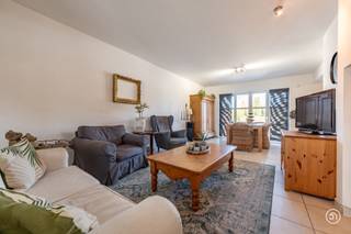 Nabij het centrum van Bornem vinden we dit ruime duplex appartement terug op een aangename en rustige locatie. Dankzij de ligging op wandelafstand van het recreatiedomein Breeven en de kinderboerderij is dit een ideale omgeving voor wie graag geniet van groen, rust en ontspanning.<br /><br />Via de inkomhal betreden we de ruime en lichtrijke leefruimte. Naast de leefruimte is er voldoende plaats voorzien voor een bureau, ideaal voor wie van thuis uit werkt. Aansluitend bevindt zich de zeer ruime, volledig uitgeruste keuken. Vanuit de keuken heb je rechtstreeks toegang tot het ruime terras, waar je in alle rust kan genieten van de buitenlucht. Op deze verdieping bevindt zich tevens een gastentoilet en de trap naar de lager gelegen verdieping, waar het slaapgedeelte zich bevindt.<br /><br />Via de trap naar beneden bereiken we twee bijzonder ruime slaapkamers. De master bedroom beschikt bovendien over een eigen dressing. Verder vinden we de ruime badkamer terug, uitgerust met een ligbad, douche, dubbele lavabo en toilet.<br /><br />Ook op vlak van bergruimte en parkeren biedt dit appartement heel wat extra's. Er zijn twee privatieve kelderbergingen aanwezig en de garage biedt plaats voor maar liefst twee wagens. De garage kan mee aangekocht worden aan € 20.000,00. <br /><br />Ben je op zoek naar een ruim duplex appartement?<br />Contacteer ons gerust via bryann@julimmo.be of 0492 86 51 03.