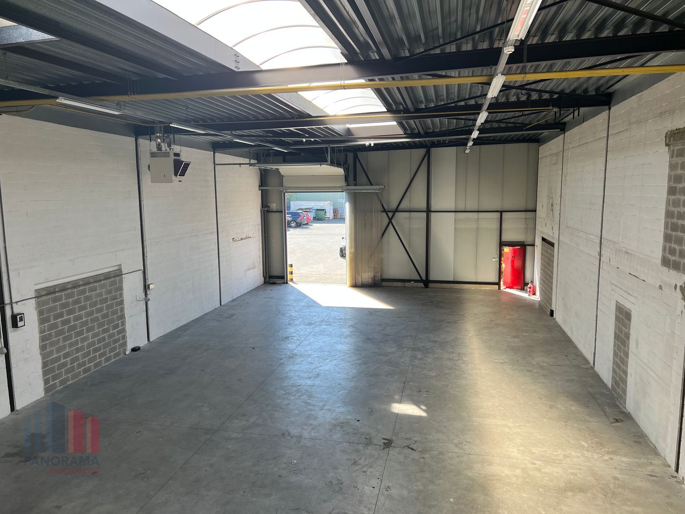 SME unit with 318 m² of warehouse space and 130 m² of office space near the E40 - photo 2