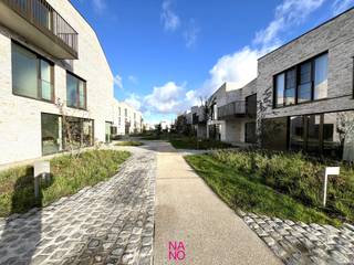 STIJLVOLLE nieuwbouwwoning met 3 slaapkamers, uiterst zonnige terrassen en een dubbele garage en dit gelegen in het UNIEKE woonproject KALVEKEET, uiterst discreet en rustig gelegen op wandelafstand van het centrum van Knokke-Heist. Deze fenomenale woning werd gebouwd volgens de regels van de kunst en is gelegen in een luxueuze community met een gemeenschappelijk garagecomplex en gastenparking. Deze beletage woning omvat op het gelijkvloers een inkomhal met aparte toilet, 3 slaapkamers waarvan 1 met een prachtig zonneterras, bad- en een douchekamer en een tuintje achteraan. Op de verdieping bevindt zich de gezellige leefruimte met een open keuken voorzien van alle nodige toestellen uitgevend op een rustig en zonnig georiënteerd zonneterras, een ruime berging en toilet. In de kelderverdieping is er een dubbele garage, een technische ruimte en een berging/wasplaats met aansluiting voor wasmachine en droogkast. Deze energiezuinige woning is voorzien van zonnepanelen en geothermie. Mooi aanbod!