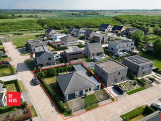 - Alleenstaande jonge villa- Zonnige tuin- Drie slaapkamers- Garage én carport- Topligging Op zoek naar de perfecte gezinswoning op een...