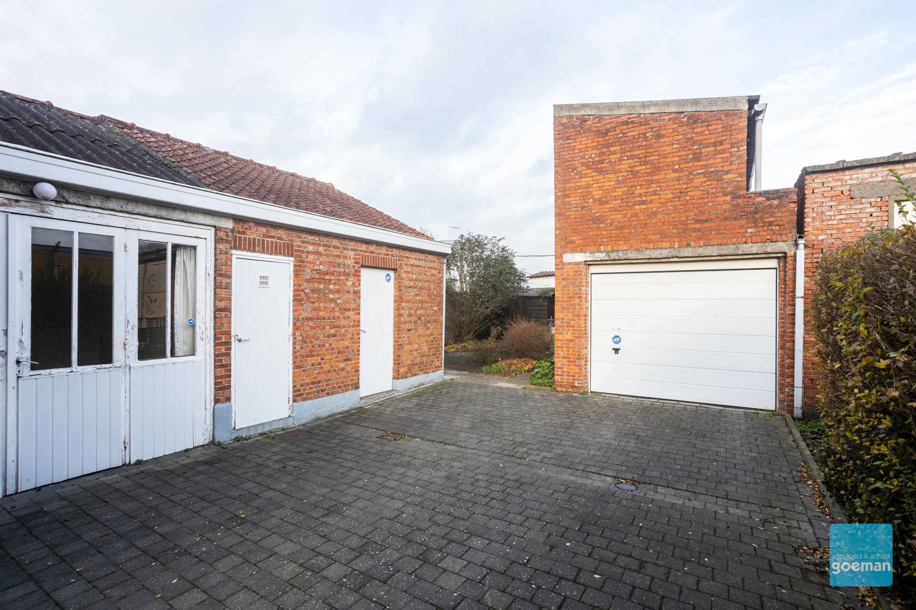 Te renoveren woning met 3 slaapkamers en mooie tuin te Zele! - foto 2