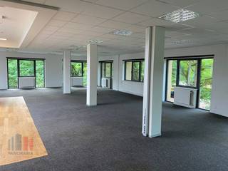 Deze uitstekend gelegen kantoorruimte van 418 m² is te huur aan de drukke Pontbeeklaan (N9) in Zellik. De locatie biedt uitstekende zichtbaarheid...