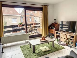 Ruime Bel etage op een boogscheut van het centrum van Heist. Allerlei winkels en faciliteiten op wandelafstand. UNIEK: Zeer grote loods + garage/werkplaats aanwezig! <br /><br />Woonst: inkomhal met trap, toilet, woonkamer met eetplaats, afzonderlijke keuken met ruim dakterras, op het verdiep boven zijn 2 slaapkamers met elk eigen badkamer. <br /><br />Op het gelijkvloers is een grote garage met hoge poort, een toilet, een koer, en een loods achteraan.<br /><br />Voor een vrijblijvend bezoek, aarzel niet om ons te contacteren op 050 62 50 80.