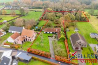 Ontdek deze unieke kans in Ouwegem: een authentieke L-vormige hoeve op een ruim perceel met tal van mogelijkheden.De karaktervolle eigendom ligt...