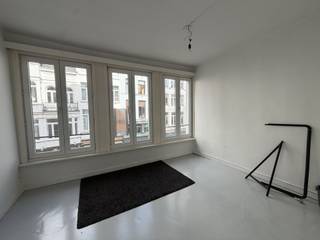 <p><span>Op zoek naar een gezellige studio op een toplocatie in Antwerpen? Deze studio op de tweede verdieping in een gebouw op de Oude Koornmarkt, midden in het bruisende historische stadscentrum combineert comfort met een uitstekende ligging. Gelieve alleen per mail te reageren - info@century21advieskantoor.be</span></p><p><span>Huurprijs: 850 + 100 vaste kosten.</span></p><p><span>De studio beschikt over een leefruimte met slaapgedeelte, een keuken en badkamer met douche en toilet.</span></p><p><span>Gelieve alleen per mail te reageren - info@century21advieskantoor.be</span></p>