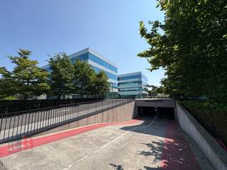 Instapklare en lichtrijke kantoren van 323 m² te huur, uitstekend gelegen langs de E40 nabij het bedrijvencentrum van Zwijnaarde, Flanders Expo en...