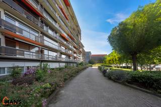 Dit ruim appartement op de 9de verdieping met lift is gelegen te midden van scholen, openbaar vervoer, winkels en andere voorzieningen.<br />Het beschikt over een inkomhal met berging, een lichtrijke leefruimte met een terras vooraan en een geïnstalleerde keuken met inbegrip van kasten, kookplaat, dampkap en een koelkast met aansluitend een bergruimte.<br />Verder zijn er 2 comfortabele slaapkamers, een badkamer met douche en dubbele wastafel, een apart toilet en nog een terras achteraan.<br />Tot slot beschikt dit appartement nog over een autostaanplaats die inbegrepen is in de huurprijs.<br /><br />Gemeenschappelijke kosten: 180 EUR (conciërge, afvalcontainers, fietsenberging, lift, poetsen gemene delen, provisie water, minuterie, aandeel syndicus, ...) <br />Geschikt voor maximaal 4 personen.<br />Onmiddellijk beschikbaar.<br /><br />Huurwaarborg bedraagt 3 maanden huur.<br />Plaatsbeschrijving door extern bedrijf met gedeelde kosten.<br /><br />Een bezoek ter plaatse kunt u enkel online reserveren op www.hansvastgoed.com.<br />Voor meer informatie, bezoek onze website www.hansvastgoed.com of neem contact op met info@hansvastgoed.com of +32 3 366 05 30.