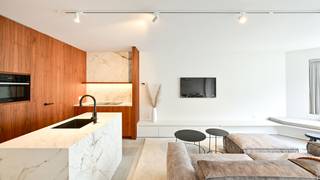 Prachtig appartement met zijdelings zeezicht op 50 meter van de Zeedijk te Zoute en zicht naar het Driehoeksplein.Mogelijkheid tot aankoop parking in...