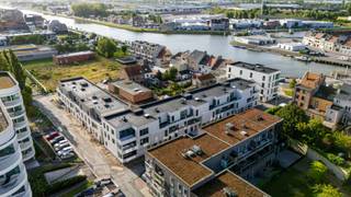 Dit appartement maakt deel uit van het nieuwbouwproject De Blauwe Parel - Residentie Isla St. Lucia.<br /><br />Het appartement is gelegen op de tweede verdieping en werd op plan ingedeeld als volgt:<br />Inkomhal met toilet, berging, open ingerichte keuken palend aan terras met zijdelings zicht op het water, lichtrijke leefruimte palend aan terras met zicht op de binnentuin, 2 slaapkamers en 1 badkamer met douche.<br />Een terras is zuidoostelijk georiënteerd. <br /><br />In het ondergronds complex zijn zowel autostaanplaatsen als afgesloten garageboxen die vrijblijvend kunnen aangekocht worden met het appartement.<br /><br />Appartement: 105,09 m²<br />Terrassen: 18,90 m²