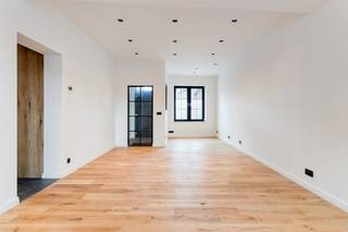 Deze schitterende, tussen 2024 en 2025 volledig vernieuwde woning combineert modern wooncomfort met een hoogwaardige afwerking. Dankzij de grondige totaalrenovatie beschikt het pand over een gunstig EPC-label A (31 kWh/m² per jaar), mede door de aanwezigheid van driedubbel glas, doorgedreven dak- en muurisolatie en een vernieuwd dakgebinte met stormpannen. <br />Bij de renovatie is werkelijk aan alles gedacht: van volledig nieuwe roosteringen en kwalitatieve vloeren tot een moderne, gebruiksklare infrastructuur met een voorziene aansluiting voor regenwater.<br /><br />INDELING:<br />-Gelijkvloers: leefruimte (39 m²) met massieve parket. Een moderne, volledig geïnstalleerde open keuken (24 m²) met inductiekookplaat, dampkap, heteluchtoven, microgolfoven, koelkast, diepvries en vaatwasmachine, met keramische vloer. Een badkamer (12 m²) met ligbad, inloopdouche, dubbel lavabomeubel in massieve eik met natuursteen en toilet. Praktische berging (8 m²).<br />-Eerste verdieping: Nachthal met toegang tot 3 volwaardige slaapkamers (respectievelijk 14 m², 12 m² en 10 m²) afgewerkt met laminaatvloer, apart toilet.<br />-Tweede verdieping: 2 grote slaapkamers (beide 19 m²) voorzien van laminaat en vernieuwde dakramen.<br /><br />ALGEMENE INFO:<br />-EPC A;<br />-Slaapkamers: 5;<br />-Driedubbel glas;<br />-Zonnepanelen (11 stuks);<br />-Warmtepomp (lucht-water);<br />-Gelijkvloers: vloerverwarming; Verdiepen: airco warm-koud;<br />-Recente totaalrenovatie: 2024-2025;<br />-Terrein: 469 m², toegang mogelijk via achterliggende Sint-Pieterswijk;<br />-Bewoonbaar: 239 m²;<br />-Oriëntatie: Zuid-Oost;<br />-Regenwaterput (3.000L)<br /><br />Vermelde prijs is een instelprijs.<br /><br /><br /><br />Bestuursmaatregelen in het maatregelenregister: nee<br /><br />Deze AI-visualisaties zijn bedoeld als inspiratie. Er werd geen rekening gehouden met technische specificaties, stedenbouwkundige voorschriften of de concrete mogelijkheden tot realisatie.