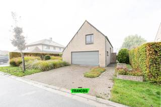 In een rustige woonwijk te Gistel vinden we deze ruime, instapklare woning op een perceel van maar liefst 815 m². Gebouwd in 1991 en met...