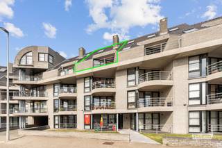 Bent u op zoek naar een ruim appartement waar het comfort van een woning wordt gecombineerd met een rustige ligging? Dan is dit instapklare duplex appartement in de gegeerde Nieuwe Koerswijk in Mariakerke zeker een bezoek waard. Hier woont u in een aangename en groene woonomgeving, vlakbij winkels, openbaar vervoer, scholen, sportfaciliteiten en op fietsafstand van het strand.<br /><br />Met een bewoonbare oppervlakte van 104 m² biedt dit appartement verrassend veel ruimte. Op de derde verdieping bevindt zich de inkomhal met gastentoilet, een lichtrijke leefruimte met open keuken, die dankzij de grote raampartijen geniet van veel natuurlijke lichtinval en uitgeeft op een zonnig terras van 7 m² aan de voorzijde. Verder vindt u op deze verdieping een praktische berging, een eerste ruime slaapkamer, de badkamer en een tweede, bijzonder ruim terras van 13 m² aan de rustige achterzijde van het gebouw. Een heerlijke plek om in alle privacy van de zon te genieten.<br /><br />De bovenverdieping beschikt over maar liefst drie extra slaapkamers en een bijkomende berging, waardoor dit appartement perfect geschikt is voor gezinnen, thuiswerkers of wie graag extra ruimte ter beschikking heeft.<br /><br />De residentie dateert van 1996, is steeds goed onderhouden en beschikt over een lift. Bovendien is de elektrische installatie conform gekeurd tot 2050 en behaalt het appartement een gunstig EPC-label C (284 kWh/m²/jaar), wat zorgt voor een energiezuinige basis zonder renovatieverplichting.<br /><br />Als extra troef is er de mogelijkheid om een garagebox aan te kopen voor € 45.000.<br /><br />Bent u op zoek naar een ruim en instapklaar appartement op een rustige toplocatie in Mariakerke? Neem vandaag nog contact op met Justin via 0474 05 59 25 of justin@immofrancois.be voor meer informatie of een bezoek. Wenst u een vrijblijvende schatting van uw eigen woning? Ook daarvoor helpen wij u graag verder.<br /><br />
