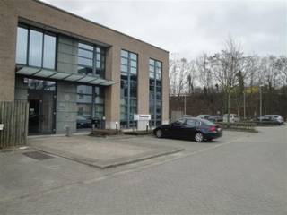 Mooie en volledig gerenoveerde kantoren van 715m², verdeeld over gelijkvloer en 1ste verdieping, te huur. De kantoren zijn gelegen in...