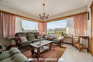 <p><span>Verrassend ruime gezinswoning met veel potentieel, ideaal gelegen in het landelijke Booischot</span></p><p><span> Gevestigd op een royaal perceel van maar liefst 1420 m², biedt deze woning talloze mogelijkheden voor zowel binnen- als buitenleven.</span></p><p><span>De begane grond biedt een doordachte en praktische indeling, met een royale woonkamer, eetkamer en een goed uitgeruste keuken. Een extra troef is de veranda, die prachtig uitkijkt op het groene landschap van de omliggende natuur. De keuken is efficiënt ingericht en voorzien van alle benodigde apparatuur voor dagelijks gebruik.</span></p><p><span>Op de eerste verdieping vindt u een nachthal die toegang biedt tot vier slaapkamers en een badkamer. Dankzij de gunstige ligging, het uitgestrekte terrein en de veelzijdige indeling, biedt deze woning een uitgelezen kans voor wie op zoek is naar ruimte en potentieel in een rustige, landelijke omgeving.</span></p><p><span>Bent u op zoek naar een woning die u kunt personaliseren en volledig naar eigen smaak kunt inrichten? Dan is dit wellicht de ideale woning voor u! Ontdek de vele mogelijkheden ter plaatse en maak een afspraak via 015/755 444 of info@immovercammen.be.</span></p><p><span>Renovatieplicht EPC: Binnen 6 jaar na aankoop is renovatie tot minimaal label D verplicht.</span></p><p><span> </span></p>