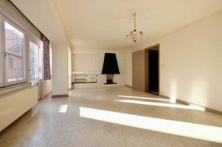 Welkom in dit instapklare appartement, ideaal gelegen in het hart van Sint-Truiden. Op wandelafstand van winkels, gezellige horecazaken en het openbaar vervoer geniet u hier volop van het stadsleven.<br /><br />De lichtrijke leefruimte van 27 m² voelt dankzij de grote raampartijen ruim en open aan vernieuwd in 2019. Aansluitend vindt u de recent vernieuwde keuken, voorzien van inbouwkasten en het nodige comfort voor dagelijks gebruik. De ruime slaapkamer biedt toegang tot een extra kamer, momenteel ingericht als dressing, maar perfect om te vormen tot bureau of logeerkamer.<br />Ook technisch zit het goed: verwarming gebeurt momenteel via mazout, maar dankzij de aanwezige gasleiding is een overstap naar gas eenvoudig. Warm water wordt nu al op gas voorzien. Bovendien beschikt het appartement over een handige kelderberging van 5 m².<br /><br />Een recent vernieuwde lift verhoogt het comfort, de algemene kosten blijven beperkt tot slechts 500 à 1.000 euro per jaar.<br /><br />Met een maandelijkse huurprijs van 750 euro is dit appartement niet alleen ideaal als starterswoning of stadsverblijf, maar ook bijzonder interessant als investering met mooi rendement.<br />Interesse? Neem gerust contact met ons op voor meer info of een bezoek ter plaatse!