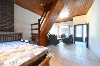 Deze op te knappen woning van 114 m² bevindt zich in het gegeerde Gentbrugge. De woning beschikt over een uitstekende ligging, met een mobiscore van 9,3 bevinden diverse voorzieningen en het openbaar vervoer zich op wandelafstand. Bovendien is de woning ook makkelijk bereikbaar met de wagen, dankzij de vlotte verbinding naar de R40, N9, E40 en E17. Verder ligt de woning vlakbij het Keizerpark en het Victoria Regiapark.<br /><br />Bij het betreden van de woning komt u terecht in de ruime eet- en leefruimte, die rechtstreeks aansluit op de zuidgerichte stadskoer. Vanuit de eet- en leefruimte bereikt u de keuken, en via de keuken komt u vervolgens in de badkamer.<br />Op de eerste verdieping bevinden zich twee ruime slaapkamers. Op de tweede verdieping treft u nog eens twee zolderslaapkamers aan.<br /><br />De woning wordt verwarmd met centrale verwarming op aardgas via een condenserende ketel (HR-top, bouwjaar 2022) met radiatoren.<br /><br />EPC-label D (346 kWh/m² per jaar) / Geen Asbest / EK conform<br /><br />Nieuwsgierig naar deze op te knappen woning in Gentbrugge? Maak vrijblijvend een afspraak via jens@landbergh.be of 09 225 25 24.