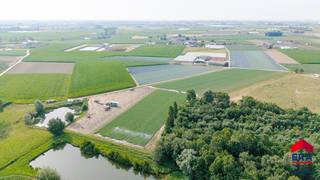 <strong>Woonst (192m² woning + 85m² aanpalende garage/berging)</strong><br />Gelijkvloers: inkom, living, keuken met zithoek, wasruimte, badkamer, berging, slaapkamer en apart toilet.<br />Eerste verdiep: 4 slaapkamers + nog in te richten open ruimte<br /><br /><strong>loods 1</strong>: 15*40= 600m² - drijfkracht<br /><strong>loods 2:</strong> 18*17= 136m² - betonvloer, drijfkracht, geïsoleerd<br /><strong>schuur + afdak</strong>: 18*13= 234m² - betonvloer, drijfkracht, geïsoleerd<br /><strong>loods 3:</strong> 20*14= 280m² - betonvloer, betonloods, drijfkracht, water, geïsoleerd<br /><br /><strong>Troeven:</strong>
<ul><li>uniek verzicht rondom</li><li>oprit tot aan woonst 200m lang</li><li>groot middenplein</li><li>2 regenputten voorzien van elk 10.000l</li></ul>
<br />Mogelijkheid om<br />4,9ha landbouwgrond bij te kopen aan 102.000 euro/ha<br />+ 3,3 ha landbouwgrond bij te kopen aan 106.000 euro/ha<br />(samen 8,2 ha mogelijk bij te kopen) <br />functiewijziging naar residentiele bewoning in aanvraag.<br />grote waterput voorzien in landbouwgrond( 50 op 50m)<br />