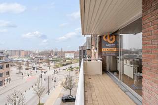 Het appartement is gelegen op de hoek van de Groene én Blauwe Boulevard van Hasselt. Vanop het terras aan de voorzijde heb je een prachtig zicht op...