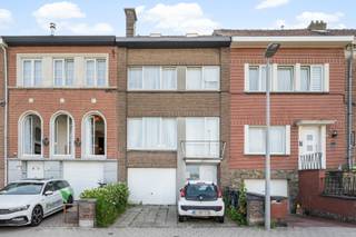 <p><strong>Ruime instapklare bel-etagewoning in Machelen, praktisch gelegen nabij het centrum en belangrijke invalswegen.</strong><br /><br />Deze gesloten bebouwing combineert een ruime bel-etage met een praktische indeling en een vlotte bereikbaarheid in een residentiële omgeving nabij openbaar vervoer. De woning beschikt over vier slaapkamers en twee badkamers, ideaal voor gezinnen of wie extra ruimte zoekt voor hobby of thuiswerk. Dankzij de instapklare staat kan je hier meteen comfortabel wonen. De veranda en het terras zorgen bovendien voor extra leefruimte en een aangename verbinding tussen binnen en buiten.<br /><br /><u><strong>Belangrijkste ruimtes:</strong></u><br />• Ruime living (22,2 m²) met aangename lichtinval<br />• Eetkamer (14 m²) aansluitend aan de leefruimte<br />• keuken (5,8 m²)<br />• Veranda (21,2 m²) met extra leefcomfort<br />• Vier slaapkamers van 30 m², 15 m², 14 m² en 8 m²<br />• Twee badkamers van 5,5 m² en 2,5 m²<br />• Garage (17,7 m²) en meerdere bergingen<br />• Terras voor ontspanning buiten<br /><br /><u><strong>Troeven:</strong></u><br />• Ruime bel-etagewoning met praktische indeling<br />• Instapklare woning met vier slaapkamers en twee badkamers<br />• Centrale ligging nabij centrum, openbaar vervoer en invalswegen<br /><br />Meer informatie of een bezoek met Margaux Mulkers? Contacteer ons via +3223351115<br />JOUW DROOMHUIS. ZO GEVONDEN!</p>